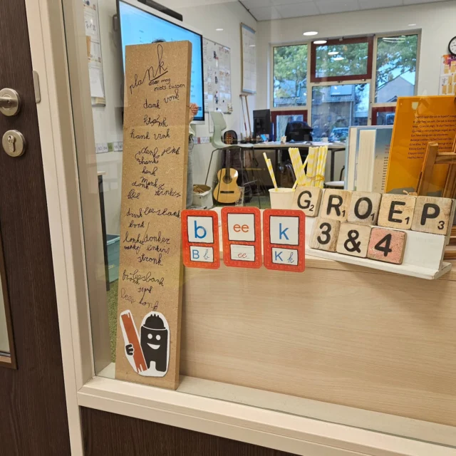 De kinderen van groep 3 & 4 leren spellen met Staal en weten al heel veel plankwoorden.⁣⁣⁣⁣Wil jij meer weten over onze spellinglessen? Of over hoe we werken op onze school?⁣⁣⁣⁣Kom dan vandaag langs op onze 𝐨𝐩𝐞𝐧 𝐝𝐚𝐠. Van 10.00 tot 14.00 staan de koffie en limonade klaar!⁣⁣Liever een andere keer langskomen? We maken graag een afspraak.